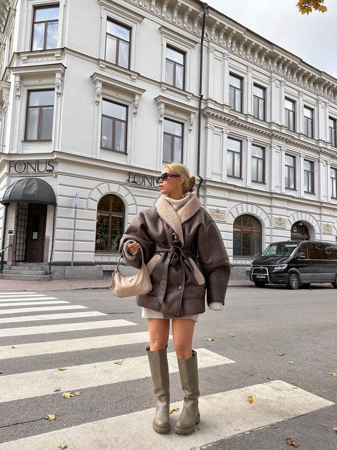 Cappotto con cintura, con collo in pelliccia di pelle di cashmere