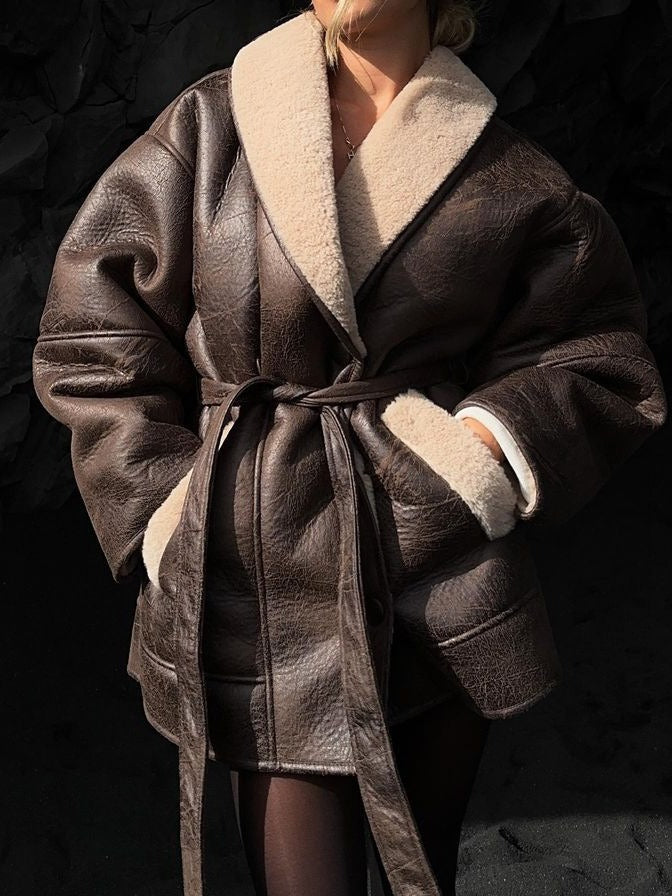 Cappotto con cintura, con collo in pelliccia di pelle di cashmere