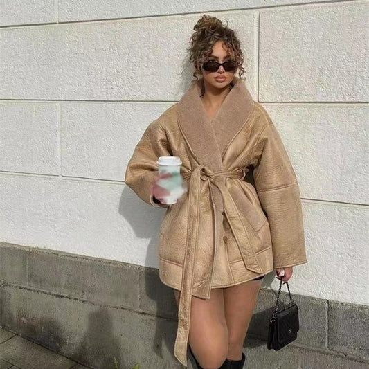 Cappotto con cintura, con collo in pelliccia di pelle di cashmere