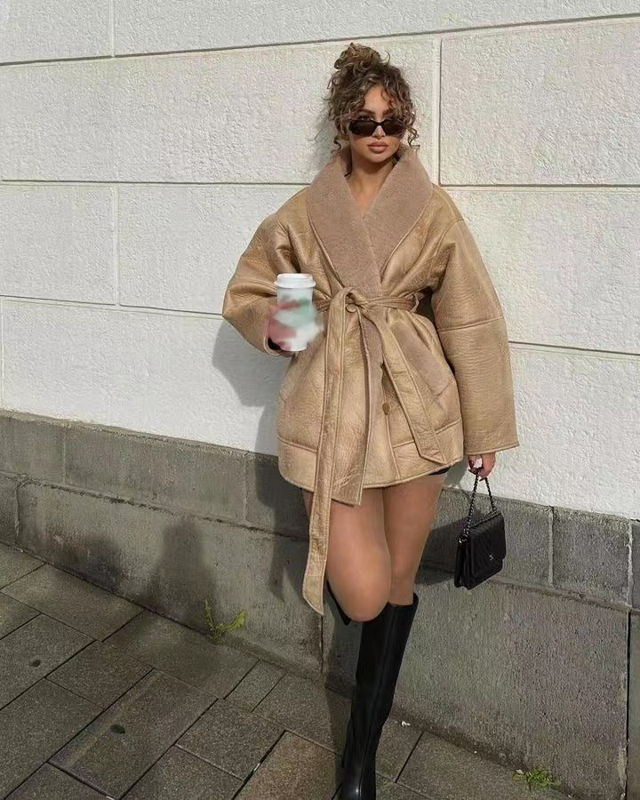 Cappotto con cintura, con collo in pelliccia di pelle di cashmere