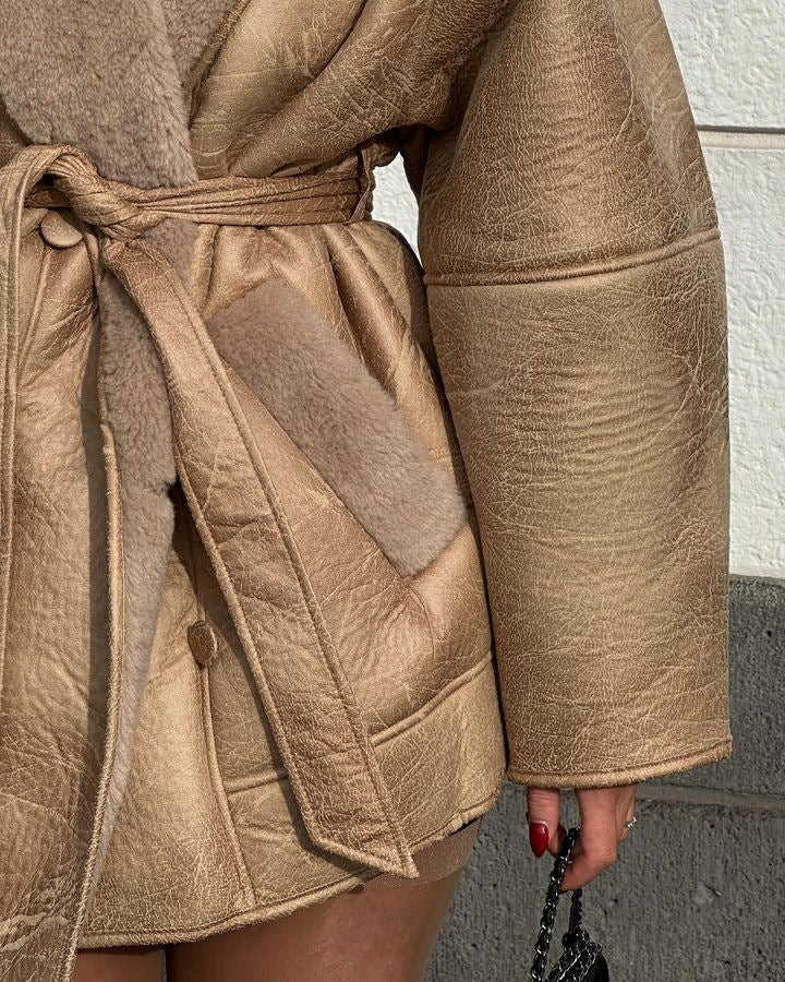 Cappotto con cintura, con collo in pelliccia di pelle di cashmere