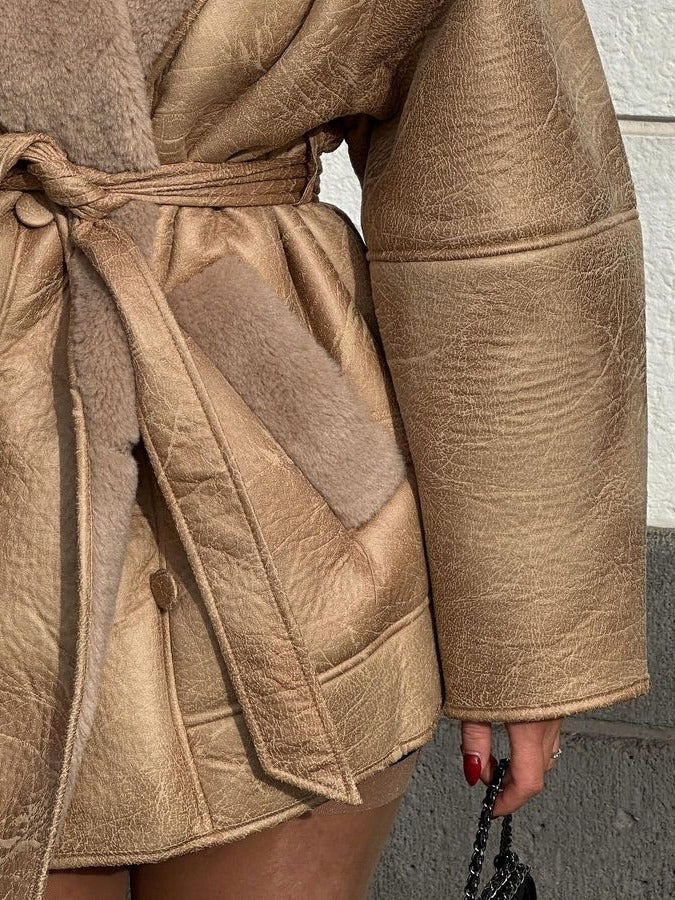 Cappotto con cintura, con collo in pelliccia di pelle di cashmere
